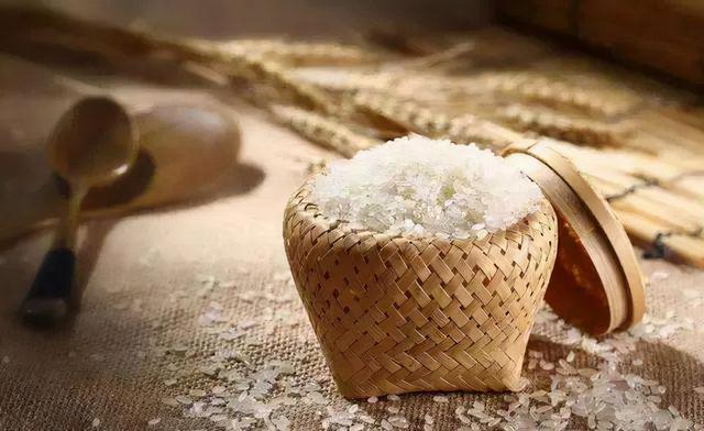 同为主粮，为何大米和面粉的包装待遇天差地别？