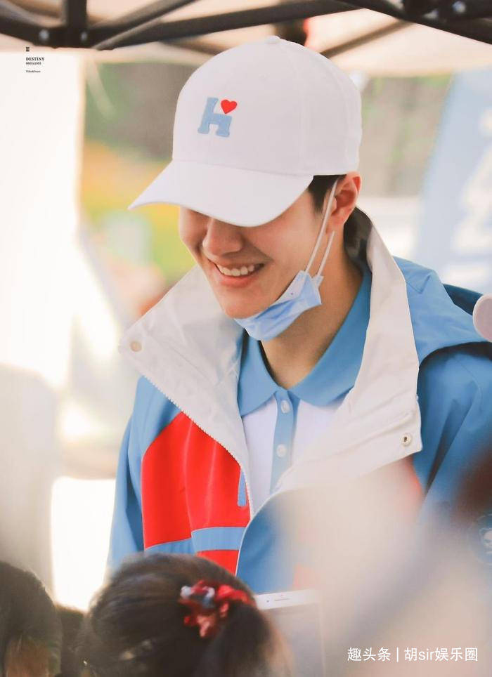 杭州兔子警官回应作秀质疑，初心是传递温暖，陪伴成长不是秀